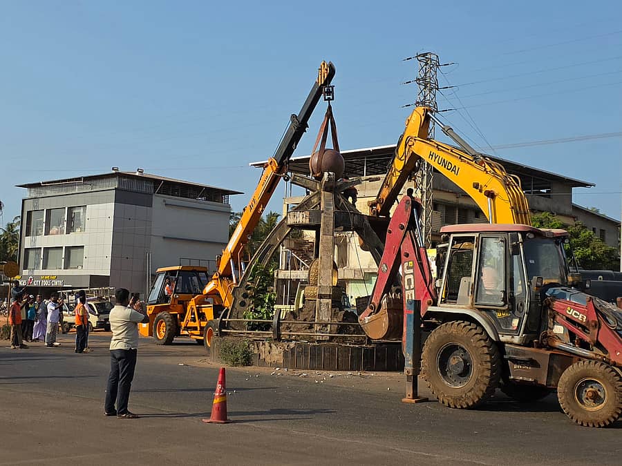 ಭಟ್ಕಳದಲ್ಲಿ ಹೆದಾರಿ ಅಗಲೀಕರಣ ಕಾಮಗಾರಿಗಾಗಿ ಸಂಶುದ್ದೀನ್‌ ಸರ್ಕನಲ್ಲಿರುವ ಗೋಪುರ ತೆರವು ಮಾಡುತ್ತಿರುವುದು