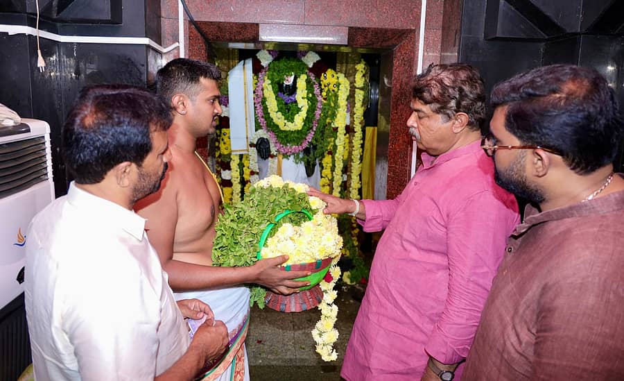 <div class="paragraphs"><p>ಶ್ರೀರಂಗಪಟ್ಟಣ ತಾಲ್ಲೂಕಿನ ಕರಿಘಟ್ಟದ ವೆಂಕಟರಮಣಸ್ವಾಮಿ ದೇವಾಲಯಕ್ಕೆ ವಿರೋಧ ಪಕ್ಷದ ನಾಯಕ ಆರ್‌. ಅಶೋಕ್‌ ಭೇಟಿ ನೀಡಿ, ದೇವರ ದರ್ಶನ ಪಡೆದರು</p></div>