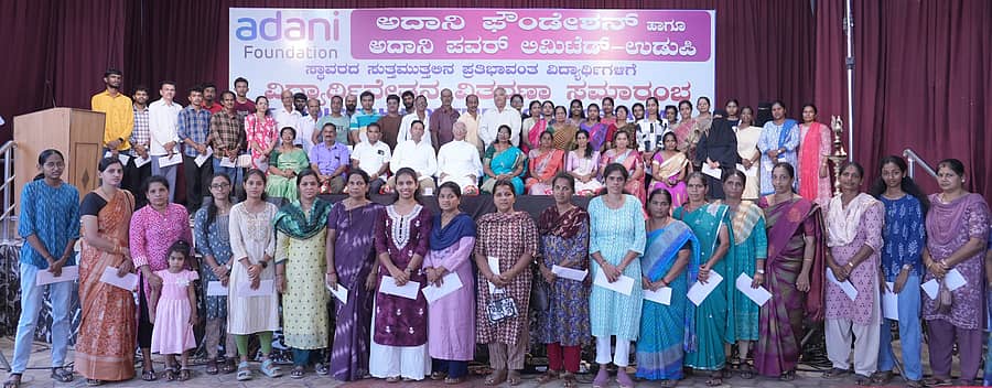 ವಿದ್ಯಾರ್ಥಿ ವೇತನ ಪಡೆದವರು ಗಣ್ಯರ ಜೊತೆ ನಗೆಸೂಸಿದರು