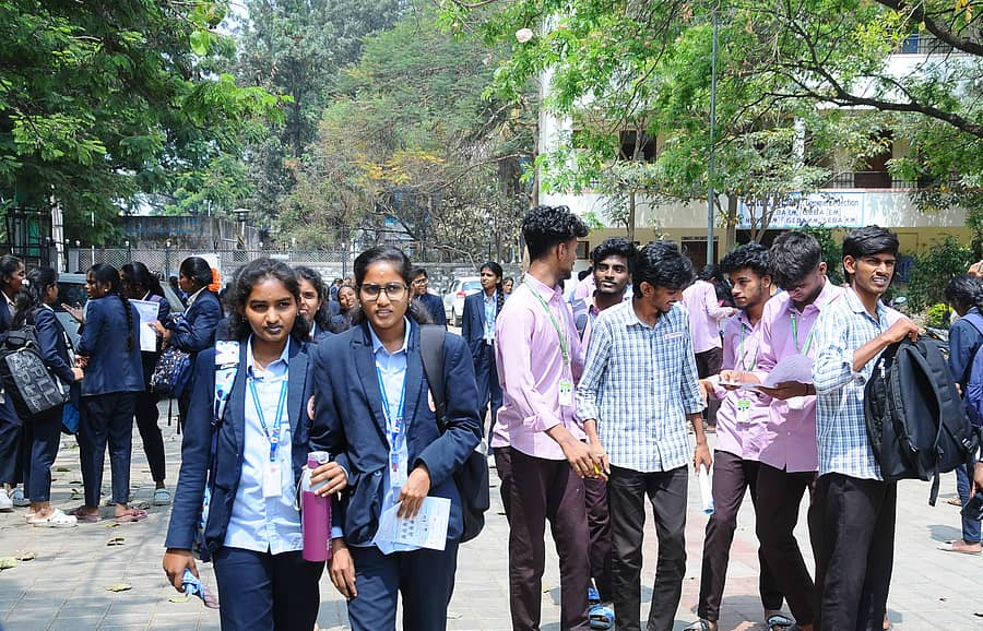 ತುಮಕೂರಿನ ಎಂಪ್ರೆಸ್‌ ಕಾಲೇಜಿನ ಪರೀಕ್ಷಾ ಕೇಂದ್ರದಲ್ಲಿ ಪರೀಕ್ಷೆ ಬರೆದು ಹೊರ ಬಂದ ವಿದ್ಯಾರ್ಥಿಗಳು