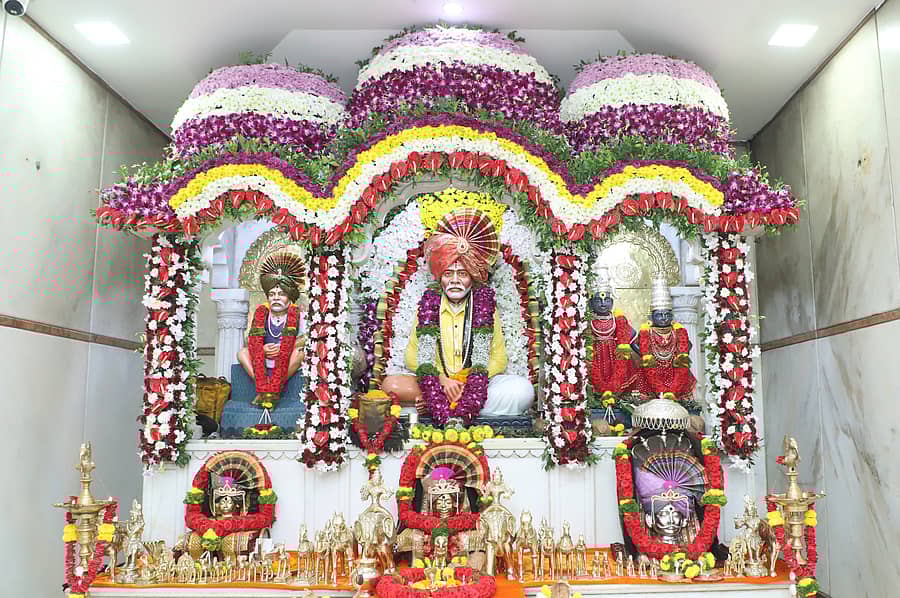 ನಿಪ್ಪಾಣಿ ಸಮೀಪದ ಮಹಾರಾಷ್ಟ್ರದ ಹದ್ದಿನಲ್ಲಿರುವ ಮೇತಕೆಯಲ್ಲಿ ಸಂತ ಬಾಳುಮಾಮಾ ಅವರ ಭಂಡಾರ ಉತ್ಸವದ ಅಂಗವಾಗಿ ವಿಶೇಷ ಪೂಜೆ ಸಲ್ಲಿಸಲಾಯಿತು.