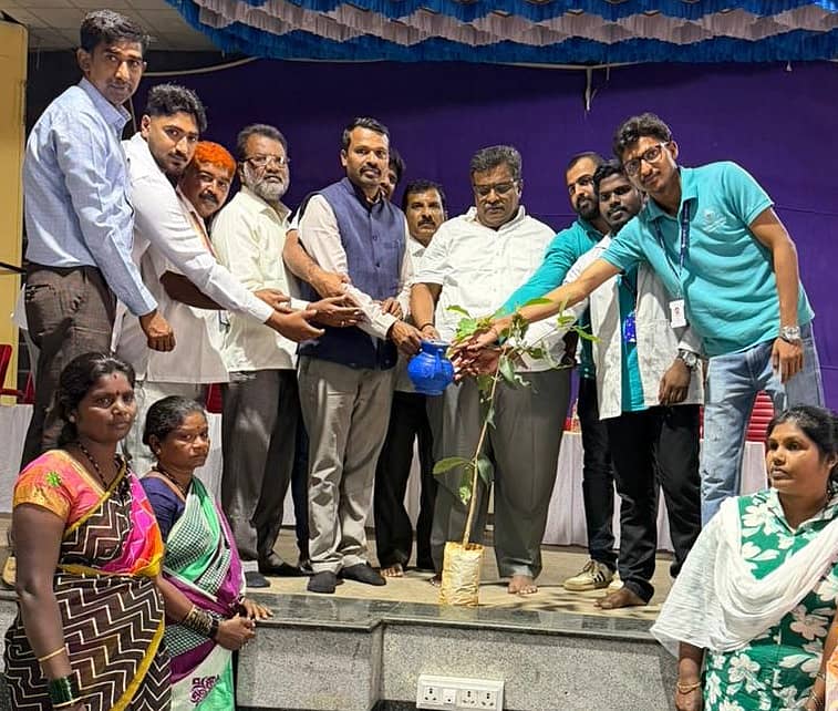 <div class="paragraphs"><p>ರಾಮನಗರದ ಡಾ. ಬಿ.ಆರ್. ಅಂಬೇಡ್ಕರ್ ಭವನದಲ್ಲಿ&nbsp;ಸ್ಟ್ಯಾಂಡ್ ಅ‍ಪ್ ಇಂಡಿಯಾ ಫೌಂಡೇಷನ್ ಮತ್ತು ವಿಷನ್ ಸ್ಪ್ರಿಂಗ್ ವತಿಯಿಂದ ಶನಿವಾರ ಪೌರ ಕಾರ್ಮಿಕರಿಗೆ ಹಮ್ಮಿಕೊಂಡಿದ್ದ ನೇತ್ರ ತಪಾಸಣೆ ಹಾಗೂ ಕನ್ನಡಕ ವಿತರಣೆ ಶಿಬಿರಕ್ಕೆ ನಗರಸಭೆ ಅಧ್ಯಕ್ಷ ಕೆ. ಶೇಷಾದ್ರಿ ಶಶಿ ಚಾಲನೆ ನೀಡಿದರು.</p></div>