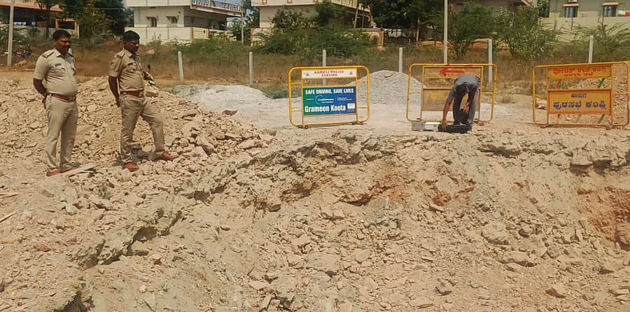 ಕಂಪ್ಲಿಯ ಹೊಸಪೇಟೆ ಬೈಪಾಸ್ ರಸ್ತೆಯ ಖಾಸಗಿ ಬಡಾವಣೆಯೊಂದರಲ್ಲಿ ಒಳಚರಂಡಿಗಾಗಿ ಗುಂಡಿ ತೋಡುವಾಗ ಎದುರಾದ ಕಲ್ಲುಬಂಡೆಗಳ ತೆರವಿಗೆ ಸ್ಫೋಟಕ ಬಳಸಿದ ಹಿನ್ನೆಲೆಯಲ್ಲಿ ಸ್ಥಳೀಯ ಪೋಲಿಸರು ಭೇಟಿ ನೀಡಿದ್ದರು