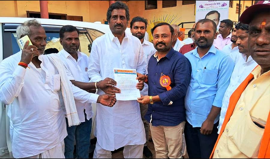 ಬೀದರ್ ನಗರದಲ್ಲಿ ಶನಿವಾರ ಅಂಬಿಗರ ಚೌಡಯ್ಯ ಯುವ ಸೇನೆ ಸಂಸ್ಥಾಪಕ ಅಧ್ಯಕ್ಷ ಸುನೀಲ ಭಾವಿಕಟ್ಟಿ ನೇತೃತ್ವದಲ್ಲಿ ಮುಖ್ಯಮಂತ್ರಿಗೆ ಬರೆದ ಮನವಿ ಪತ್ರವನ್ನು ಪೌರಾಡಳಿತ ಹಾಗೂ ಹಜ್ ಸಚಿವ ರಹೀಂಖಾನ್ ಅವರಿಗೆ ಸಲ್ಲಿಸಿದರು 