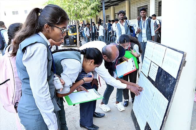 ದ್ವಿತೀಯ ಪಿಯು ಪರೀಕ್ಷೆ ಶನಿವಾರದಿಂದ ಆರಂಭಗೊಂಡಿದ್ದು, ಶಿವಮೊಗ್ಗ ನಗರದಲ್ಲಿ ವಿದ್ಯಾರ್ಥಿಗಳು ತಮ್ಮ ಪರೀಕ್ಷಾ ಕೊಠಡಿಗಳನ್ನು ಹುಡುಕುತ್ತಿದ್ದ ದೃಶ್ಯ ಸಾಮಾನ್ಯವಾಗಿತ್ತು 