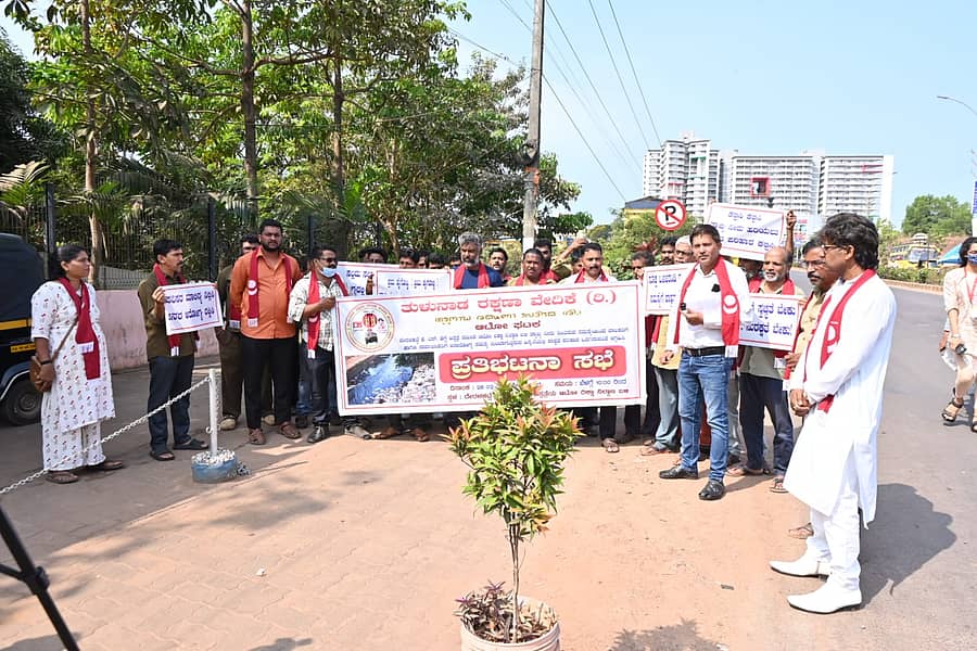 ತುಳುನಾಡು ರಕ್ಷಣಾ ವೇದಿಕೆ, ಆಟೊ ಚಾಲಕರಿಂದ ಪ್ರತಿಭಟನೆ ನಡೆಯಿತು