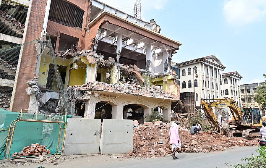 ಹುಬ್ಬಳ್ಳಿಯ ಸರ್‌. ಸಿದ್ದಪ್ಪ ಕಂಬಳಿ ರಸ್ತೆ ಪಕ್ಕ ಇರುವ ಉಪನಗರ ಠಾಣೆ ಕಟ್ಟಡ ತೆರವು ಕಾರ್ಯ ಸ್ಥಗಿತವಾಗಿದೆ –ಪ್ರಜಾವಾಣಿ ಚಿತ್ರ: ಗೋವಿಂದರಾಜ ಜವಳಿ