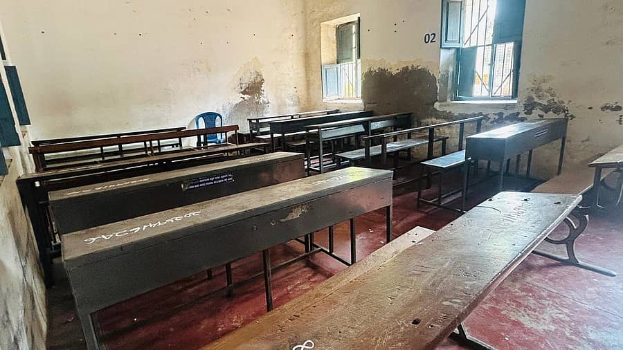 ಶಿಥಿಲಗೊಂಡ ಬಾಲಕರ ಸರ್ಕಾರಿ ಪದವಿ ಪೂರ್ವ ಕಾಲೇಜಿನ ಪರೀಕ್ಷಾ ಕೇಂದ್ರದ ಕೊಠಡಿ
ಪ್ರಜಾವಾಣಿ ಚಿತ್ರ; ವಿ.ಚಂದ್ರಪ್ಪ