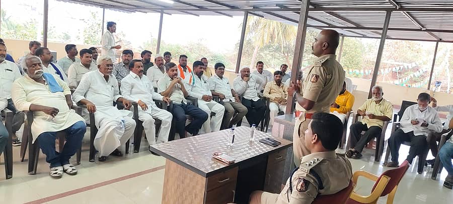 ಸುರಪುರದ ಪೊಲೀಸ್ ಠಾಣೆಯಲ್ಲಿ ಶನಿವಾರ ಹೋಳಿ ಹಬ್ಬದ ಶಾಂತಿ ಸಭೆಯಲ್ಲಿ ಪಿಐ ಉಮೇಶ ನಾಯಕ ಮಾತನಾಡಿದರು. ಡಿವೈಎಸ್‍ಪಿ ಜಾವೇದ್ ಇನಾಮದಾರ ಉಪಸ್ಥಿತರಿದ್ದರು