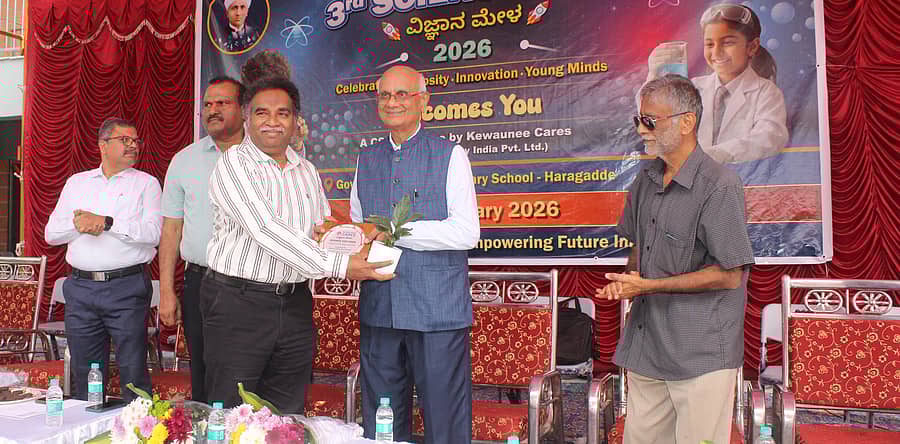 ಆನೇಕಲ್ ತಾಲ್ಲೂಕಿನ ಹಾರಗದ್ದೆಯ ಸ್ಟ್ರೈಡ್ಸ್ ಸರ್ಕಾರಿ ಹಿರಿಯ ಪ್ರಾಥಮಿಕ ಶಾಲೆಯಲ್ಲಿ ಕಿವಾನಿ ಕೇರ್ಸ್ ವತಿಯಿಂದ ರಾಷ್ಟ್ರೀಯ ವಿಜ್ಞಾನ ದಿನದ ಪ್ರಯುಕ್ತ ವಿಜ್ಞಾನ ಮೇಳದಲ್ಲಿ ಇಸ್ರೋ ನಿವೃತ್ತ ನಿರ್ದೇಶಕ ಎಸ್.ರಂಗರಾಜನ್ ಅವರನ್ನು ಸನ್ಮಾನಿಸಲಾಯಿತು