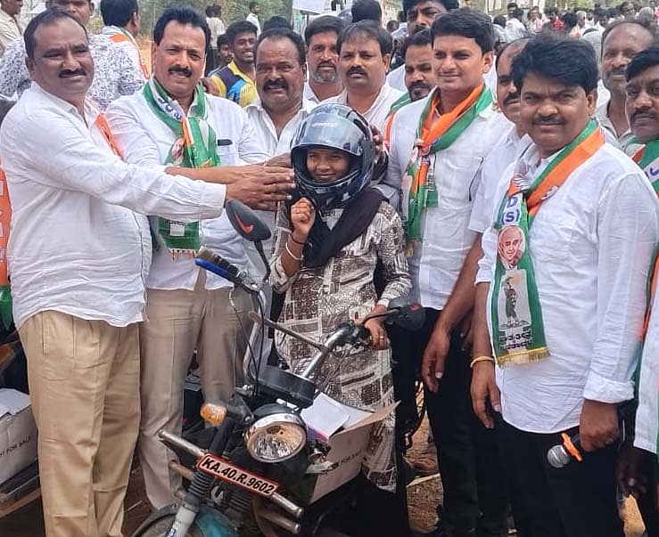 ಬಾಗೇಪಲ್ಲಿ ತಾಲ್ಲೂಕಿನ ಪೋತೇಪಲ್ಲಿ ಕ್ರಾಸ್ ಬಳಿ ಎನ್‍ಡಿಎ ಮುಖಂಡ ಹರಿನಾಥರೆಡ್ಡಿ ದ್ವಿಚಕ್ರ ವಾಹನಗಳ ಸವಾರರಿಗೆ ಹೆಲ್ಮೆಟ್ ವಿತರಿಸಿದರು