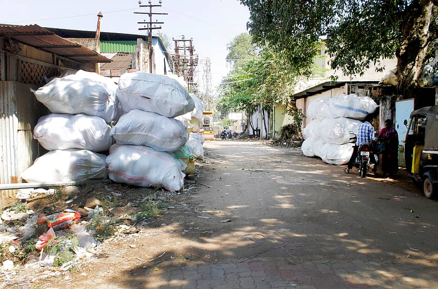 ಹುಬ್ಬಳ್ಳಿಯ ಗೋಕುಲ ರಸ್ತೆಯ ಕೈಗಾರಿಕಾ ಎಸ್ಟೇಟ್‌ನ ಚಿಕ್ಕ ರಸ್ತೆಯಲ್ಲಿಯೇ ಪ್ಲಾಸ್ಟಿಕ್‌ ಉತ್ಪನ್ನಗಳನ್ನು ಹಾಕಿರುವುದು
–ಪ್ರಜಾವಾಣಿ ಚಿತ್ರ: ಗುರು ಹಬೀಬ
