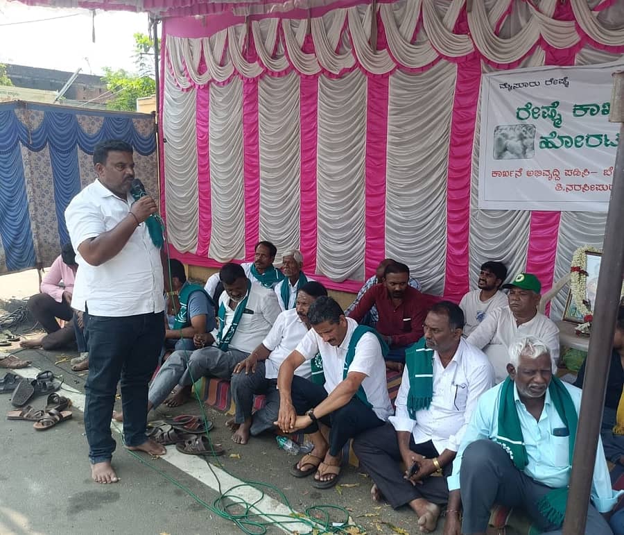 <div class="paragraphs"><p>ತಿ.ನರಸೀಪುರ ಪಟ್ಟಣದ ಕೆಎಸ್ಐಸಿ ಉಳಿವಿಗಾಗಿ ನಡೆಯುತ್ತಿರುವ ಹೋರಾಟಕ್ಕೆ ಕರ್ನಾಟಕ ರಾಜ್ಯ ರೈತ ಸಂಘದ ಮುಖಂಡರು ಬೆಂಬಲ ಸೂಚಿಸಿದರು</p></div>