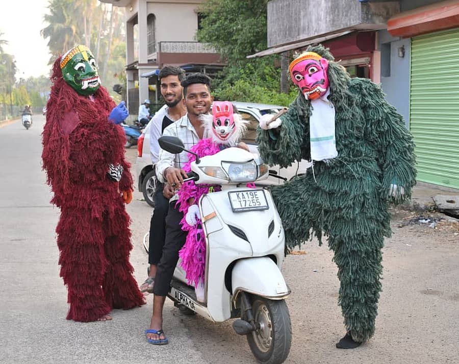 ಹೋಳಿ ಆಚರಣೆಯ ಭಾಗವಾಗಿ ಕಾರವಾರದಲ್ಲಿ ಕರಡಿ ವೇಷ ತೊಟ್ಟಿದ್ದ ಯುವಕರು ವಾಹನ ಸವಾರರನ್ನು ಅಡ್ಡಗಟ್ಟಿದ್ದರು