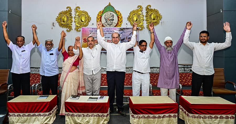 <div class="paragraphs"><p>ಕಲಬುರಗಿಯ ಶರಣಬಸವ ವಿವಿ ಆವರಣದ ದೊಡ್ಡಪ್ಪ ಅಪ್ಪ ಸಭಾಂಗಣದಲ್ಲಿ ಭಾನುವಾರ ಆಯೋಜಿಸಿದ್ದ ‘ಎಸ್ಐಆರ್– ಒಂದು ಚಿಂತನೆ’ ಕಾರ್ಯಾಗಾರದಲ್ಲಿ ಗಣ್ಯರು ಕೈ ಎತ್ತಿ ಒಗ್ಗಟ್ಟು ಪ್ರದರ್ಶಿಸಿದರು. </p></div>