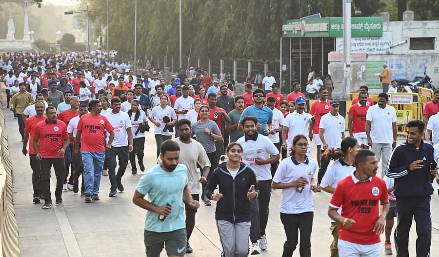 ಮೈಸೂರು ಜಿಲ್ಲಾ ಮತ್ತು ನಗರ ಪೊಲೀಸ್‌ ವತಿಯಿಂದ ಭಾನುವಾರ ಆಯೋಜಿಸಿದ್ದ ‘ಕರ್ನಾಟಕ ರಾಜ್ಯ ಪೊಲೀಸ್ ರನ್’ ಸ್ಪರ್ಧೆಯಲ್ಲಿ ನೂರಾರು ಸ್ಪರ್ಧಾಳುಗಳು ಭಾಗವಹಿಸಿದ್ದರು – ಪ್ರಜಾವಾಣಿ ಚಿತ್ರ: ಅನೂಪ್ ರಾಘ.ಟಿ.