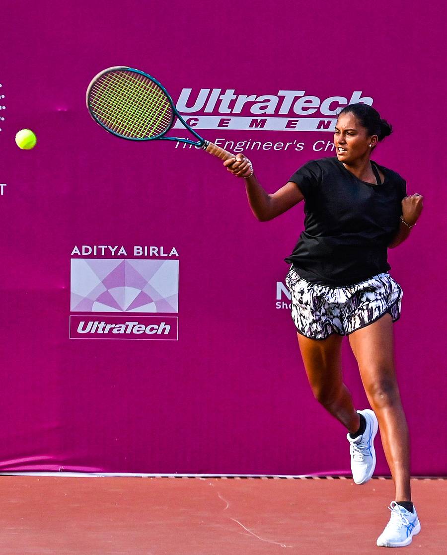 <div class="paragraphs"><p>ಕಲಬುರಗಿಯ ಚಂದ್ರಶೇಖರ ಪಾಟೀಲ ಜಿಲ್ಲಾ ಕ್ರೀಡಾಂಗಣದಲ್ಲಿ ನಡೆಯುತ್ತಿರುವ ಮಹಿಳೆಯರ ಐಟಿಎಫ್‌ ಟೆನಿಸ್‌ ಟೂರ್ನಿಯ ಅರ್ಹತಾ ಸುತ್ತಿನ ಮೊದಲ ಪಂದ್ಯದಲ್ಲಿ ಭಾರತದ ಸ್ನಿಗ್ಧಾ ಕಾಂತಾ ಆಟದ ವೈಖರಿ </p></div>