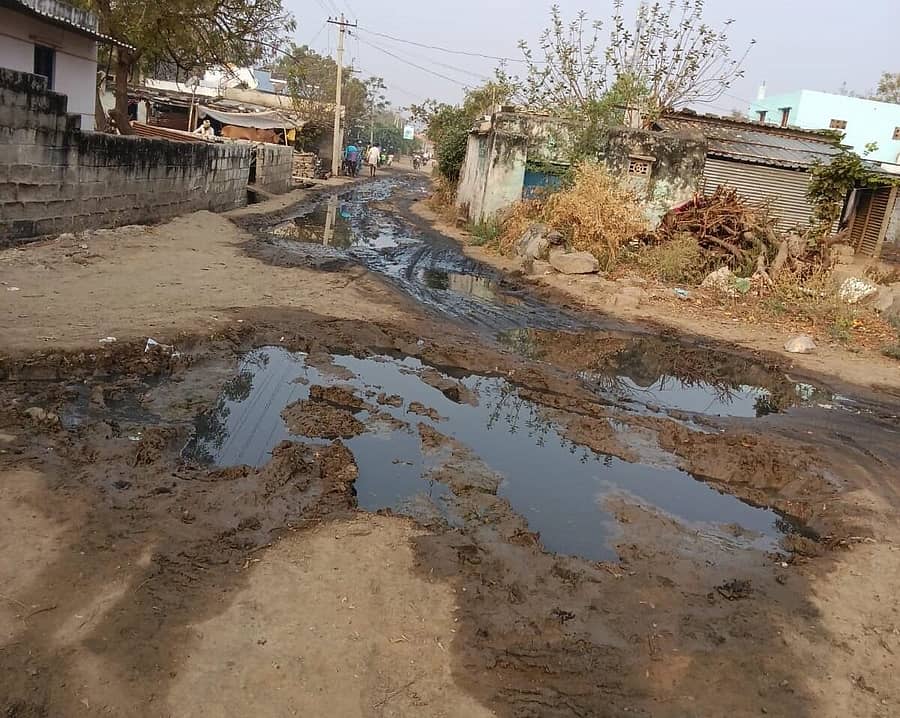 ಬೊಮ್ಮನಹಳ್ಳಿ ಗ್ರಾಮದ ರಸ್ತೆಯ ಮೇಲೆ ಹರಿಯುತ್ತಿರುವ ಚರಂಡಿ ನೀರು
