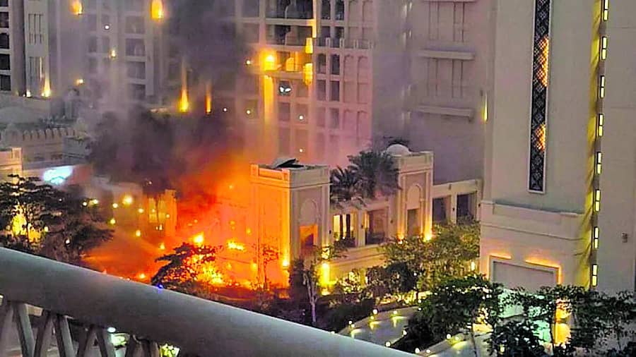 <div class="paragraphs"><p>ಪಾಮ್‌ ಜುಮೈರಾದಲ್ಲಿ ಕಾಣಿಸಿಕೊಂಡ ಬೆಂಕಿ</p></div>