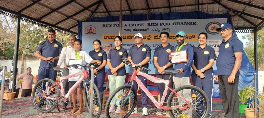 ‘ಕರ್ನಾಟಕ ಪೊಲೀಸ್ ರನ್ ಅಭಿಯಾನದಡಿ’ ಭಾನುವಾರ ಜಿಲ್ಲಾ ಪೊಲೀಸ್ ಇಲಾಖೆಯಿಂದ ನಗರದಲ್ಲಿ ಹಮ್ಮಿಕೊಂಡಿದ್ದ 5 ಕಿ.ಮೀ. ಮ್ಯಾರಥಾನ್ನಲ್ಲಿ ವಿಜೇತರಾದ ಮಣಿಕಂಠ, ಪ್ರೀತಿಗೆ ಸೈಕಲ್ಗಳನ್ನು ಬಹುಮಾನವಾಗಿ ನೀಡಲಾಯಿತು
