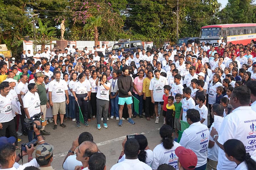 <div class="paragraphs"><p>ಸೈಬರ್ ಅಪರಾಧಗಳು ಹಾಗೂ ಮಾದಕ ವಸ್ತುಗಳ ವಿರುದ್ಧ ಜಾಗೃತಿ ಮೂಡಿಸಲು ಕೊಡಗು ಪೊಲೀಸ್ ವತಿಯಿಂದ ಭಾನುವಾರ ನಡೆದ ರಸ್ತೆ ಓಟಕ್ಕೆ ಅಂತರರಾಷ್ಟ್ರೀಯ ಅಥ್ಲೀಟ್ ಅಶ್ವಿನಿ ನಾಚಪ್ಪ ಚಾಲನೆ ನೀಡಿದರು</p></div>