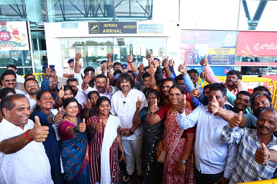 ಶಿವಮೊಗ್ಗದ ಸೋಗಾನೆ ವಿಮಾನ ನಿಲ್ದಾಣದಿಂದ ಬೆಂಗಳೂರಿಗೆ ತೆರಳಿದ ಸೊರಬದ ಪೌರ ಕಾರ್ಮಿಕರಿಗೆ ಸಚಿವ ಮಧು ಬಂಗಾರಪ್ಪ ನೇತೃತ್ವದಲ್ಲಿ ಭಾನುವಾರ ಬೀಳ್ಕೊಡಲಾಯಿತು