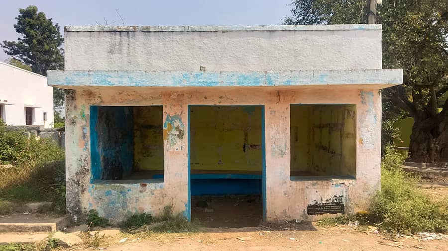 <div class="paragraphs"><p>ಬೇತಮಂಗಲ ಸಮೀಪದ ರಾಮಸಾಗರ ಗ್ರಾಮದ ಬಸ್ ನಿಲ್ದಾಣದ ತಂಗುದಾಣದ ಸ್ಥಿತಿ</p></div>