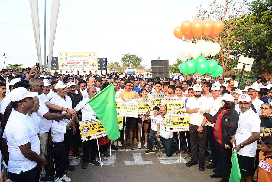 ಹುಬ್ಬಳ್ಳಿಯ ತೋಳನಕೆರೆ ಬಳಿ ಆಯೋಜಿಸಿದ್ದ ‘ಪೊಲೀಸ್ ರನ್’ ಕಾರ್ಯಕ್ರಮಕ್ಕೆ ಗಣ್ಯರು ಚಾಲನೆ ನೀಡಿದರು