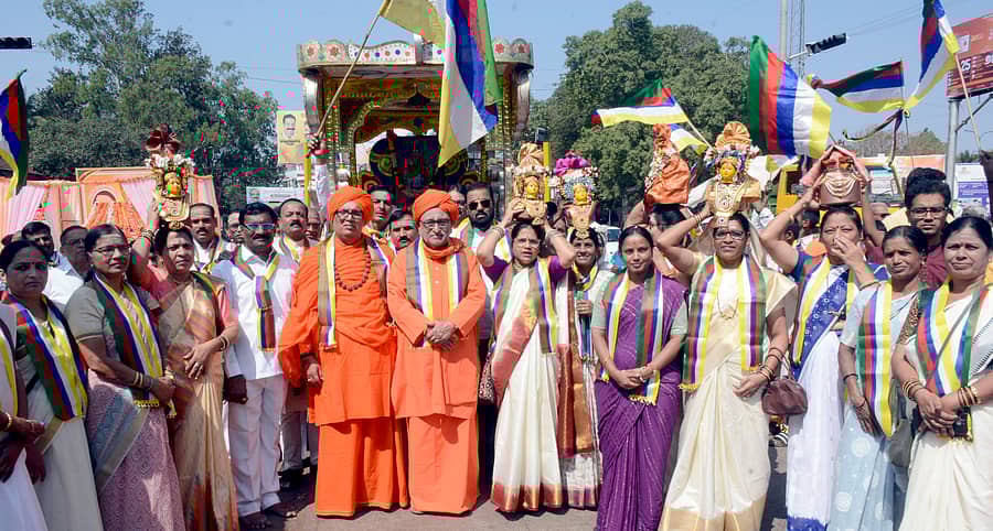 ಬೆಳಗಾವಿಯಲ್ಲಿ ರೇಣುಕಾಚಾರ್ಯರ ಜಯಂತಿ ಅಂಗವಾಗಿ ನಡೆದ ಮೆರವಣಿಗೆಗೆ ಚಂದ್ರಶೇಖರ ಶಿವಾಚಾರ್ಯ ಸ್ವಾಮೀಜಿ, ಗುರುಸಿದ್ಧ ಸ್ವಾಮೀಜಿ ಚಾಲನೆ ಕೊಟ್ಟರು