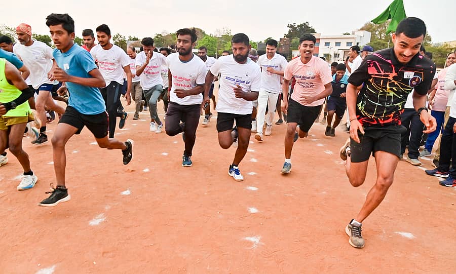 ಮ್ಯಾರಥಾನ್‌ನಲ್ಲಿ ಗುರಿಯತ್ತ ಸಾಗುತ್ತಿರುವ ಸ್ಪರ್ಧಿಗಳು ಪ್ರಜಾವಾಣಿ ಚಿತ್ರ: ಸತೀಶ್ ಬಡಿಗೇರ