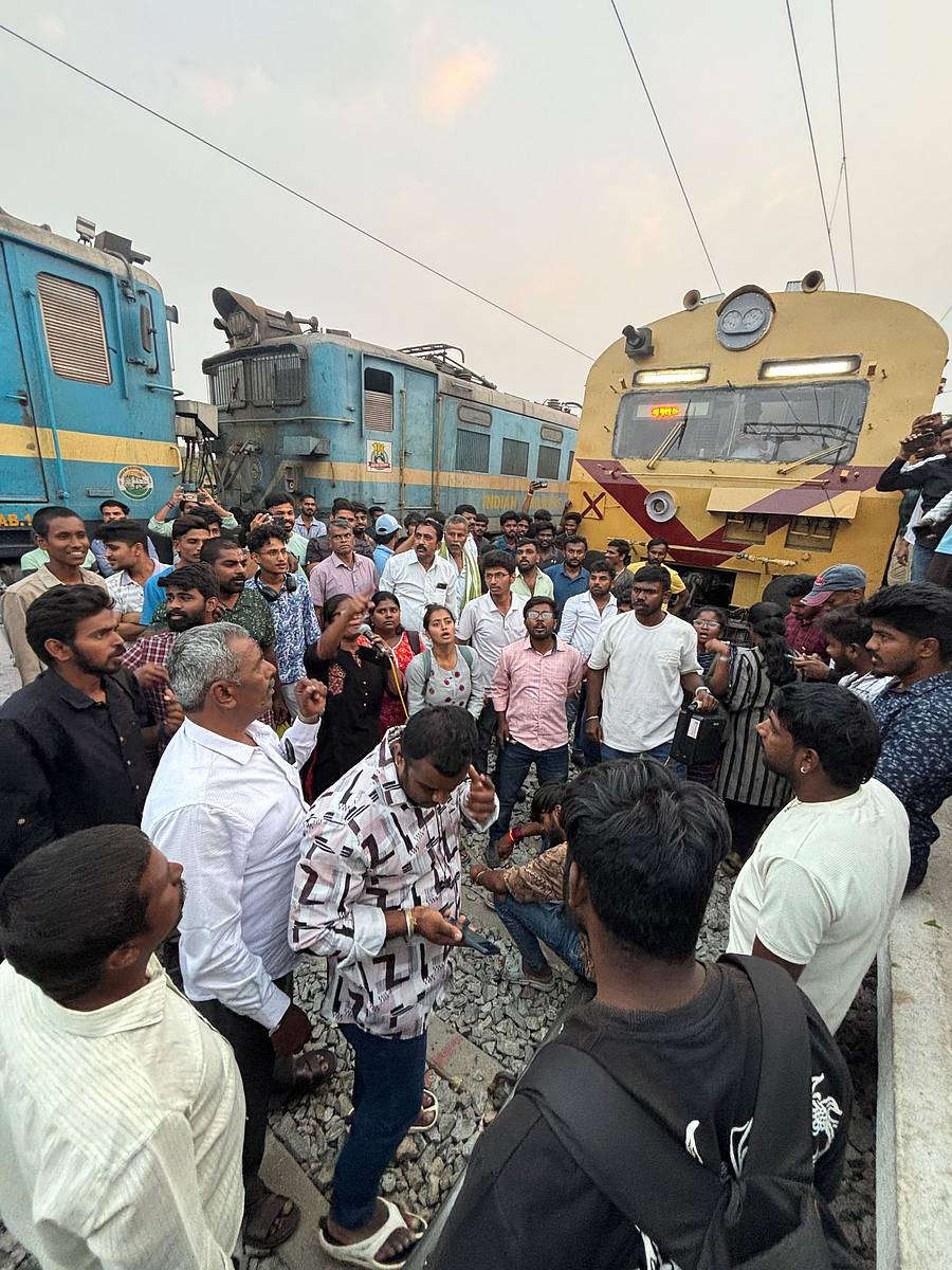 <div class="paragraphs"><p>ಬಿಡದಿ: ಪ್ಯಾಸೆಂಜರ್ ರೈಲು ವಿಳಂಬ ಖಂಡಿಸಿ ಪ್ರಯಾಣಿಕರ ಪ್ರತಿಭಟನೆ</p></div>