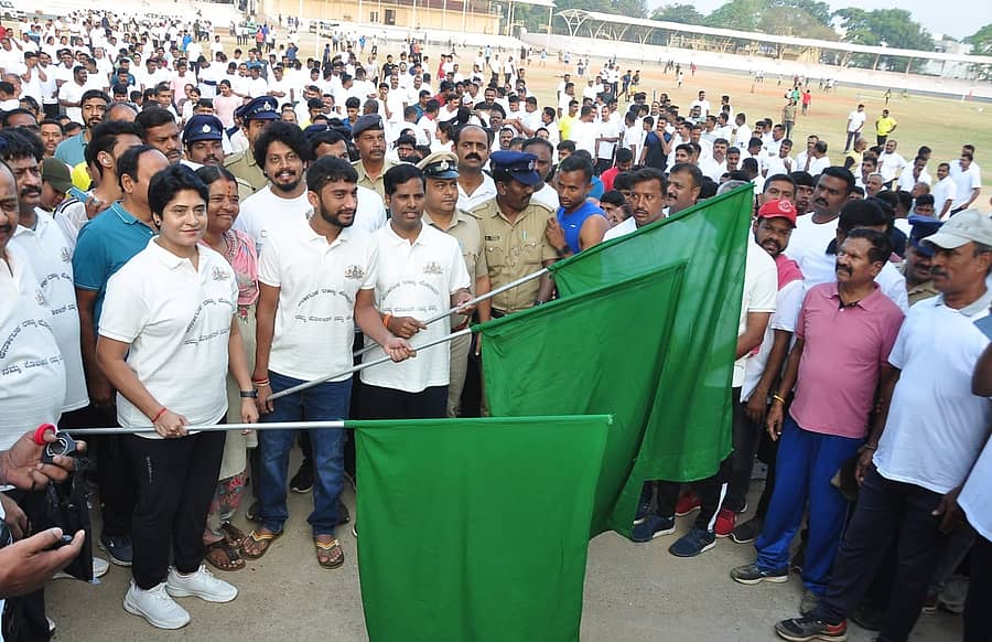 ಮಂಡ್ಯ ನಗರದ ಸರ್ಎಂ.ವಿ. ಕ್ರೀಡಾಂಗಣದಲ್ಲಿ ನಡೆದ ‘ಪೋಲೀಸ್ ಓಟ -2026’ಕ್ಕೆ ಜಿಲ್ಲಾಧಿಕಾರಿ ಕುಮಾರ, ಎಸ್ಪಿ ವಿ.ಜೆ.ಶೋಭಾರಾಣಿ ಹಾಗೂ ಗಿಲ್ಲಿ ನಟ ಚಾಲನೆ ನೀಡಿದರು