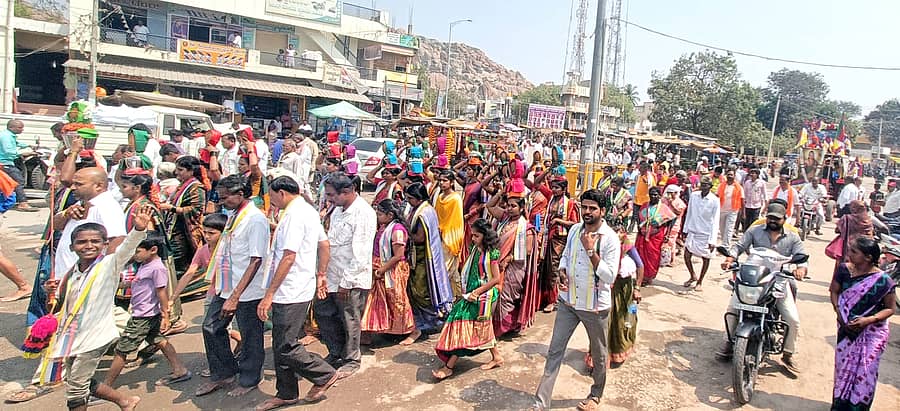 ಕುರುಗೋಡಿನಲ್ಲಿ ರೇಣುಕಾಚಾರ್ಯರ ಚಿತ್ರ ಮೆರವಣಿಗೆ ಭಾನುವಾರ ಜರುಗಿತು 