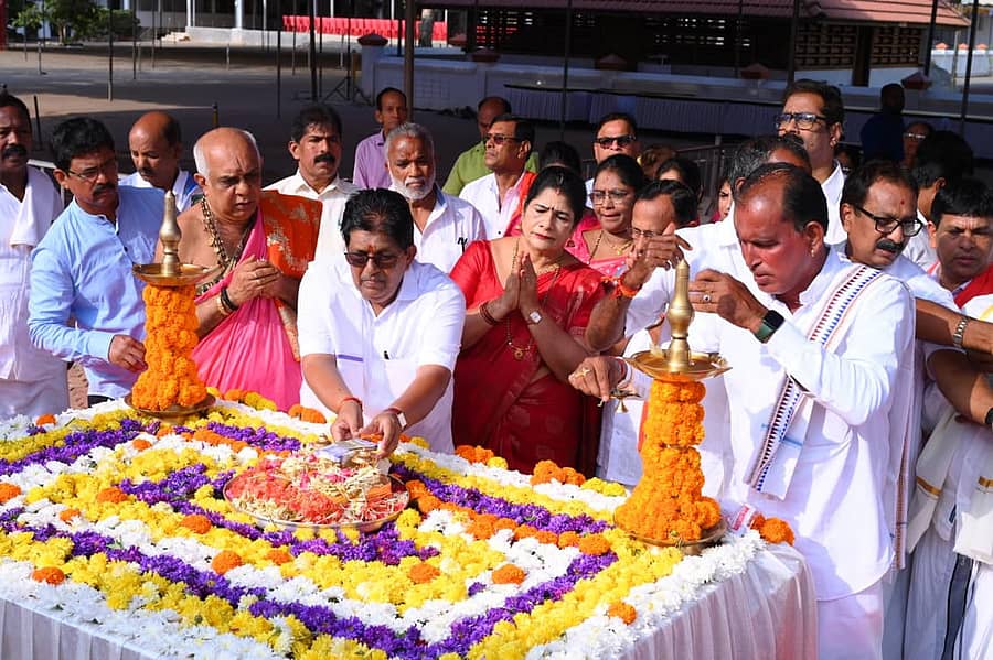 ಪುತ್ಥಳಿ ನಿರ್ಮಾಣದ ಸಾಮೂಹಿಕ ಗುರುಪಾದ ಕಾಣಿಕೆ ಸಮರ್ಪಣೆಗೆ ಜಿ.ಶಂಕರ್ ಚಾಲನೆ ನೀಡಿದರು. ಜಯ ಸಿ ಕೋಟ್ಯಾನ್ ಮತ್ತಿತರರು ಪಾಲ್ಗೊಂಡಿದ್ದರು