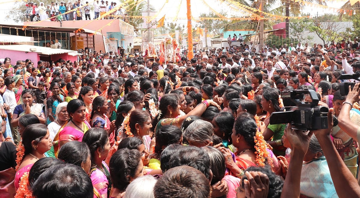 Dichchi Festival: ಹಿರಿಯೂರು: ಅತ್ತಿಗೆ–ನಾದಿನಿ ಸಂಬಂಧ ಗಟ್ಟಿಗೊಳಿಸುವ ಡಿಚ್ಚಿ ಹಬ್ಬ