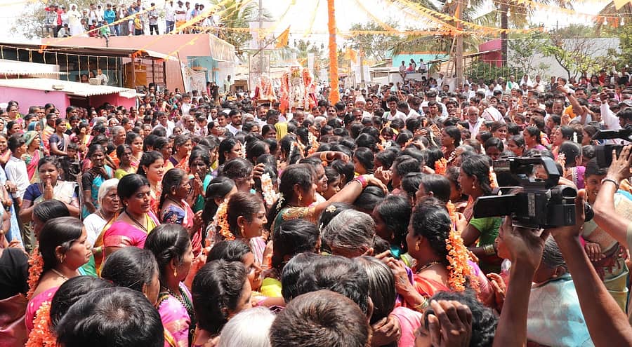 ಹಿರಿಯೂರು ತಾಲ್ಲೂಕಿನ ಚಿಕ್ಕೀರಣ್ಣನ ಮಾಳಿಗೆ ಗ್ರಾಮದಲ್ಲಿ ಭಾನುವಾರ ಅತ್ತಿಗೆ–ನಾದಿನಿಯರ ಡಿಚ್ಚಿ ಹಬ್ಬದಲ್ಲಿ ಸಾವಿರಾರು ಜನ ಸೇರಿರುವುದು