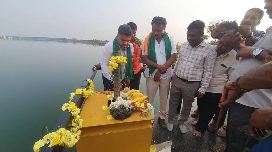 <div class="paragraphs"><p>ಕುಣಿಗಲ್ ದೊಡ್ಡಕೆರೆ ರಾಮಬಾಣ ಹಂತದ ಕಾಲುವೆಗೆ 15 ವರ್ಷದ ನಂತರ ನೀರು ಹರಿಸುವ ಕಾರ್ಯಕ್ಕೆ ಶಾಸಕ ಡಾ.ರಂಗನಾಥ್ ಚಾಲನೆ ನೀಡಿದರು</p></div>