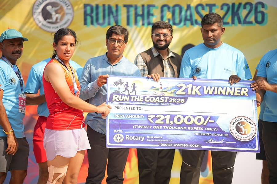 ಕುಮಟಾ ತಾಲ್ಲೂಕಿನ ಬಾಡದಲ್ಲಿ ನಡೆದ ‘ರನ್ ದಿ ಕೋಸ್ಟ್-26’ 21 ಕಿ.ಮೀ ಮ್ಯಾರಥಾನ್ ಓಟದ ಸ್ಪರ್ಧೆಯಲ್ಲಿ ಮಹಿಳೆಯರ ವಿಭಾಗದಲ್ಲಿ ಪ್ರಥಮ ಸ್ಥಾನ ಪಡೆದ ಸೌಮ್ಯಾ ಕಾರವಾರ ಅವರಿಗೆ ಬಹುಮಾನದ ಚೆಕ್ ವಿತರಿಸಲಾಯಿತು