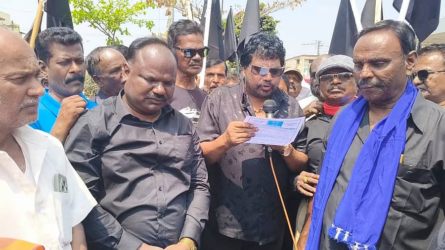 ಕೆಜಿಎಫ್ ಚಿನ್ನದ ಗಣಿ ಮುಚ್ಚಿ 25 ವರ್ಷ ತುಂಬಿದ ಹಿನ್ನೆಲೆ ಭಾನುವಾರ ನಡೆದ ಕಪ್ಪು ದಿನಾಚರಣೆಯಲ್ಲಿ ಮಾಜಿ ಶಾಸಕ ಎಸ್.ರಾಜೇಂದ್ರನ್ ಮಾತನಾಡಿದರು