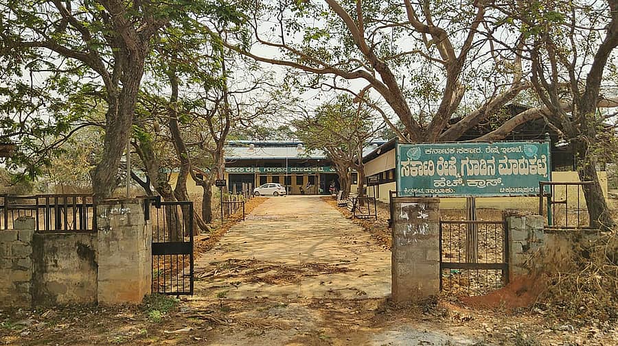 <div class="paragraphs"><p>ಶಿಡ್ಲಘಟ್ಟ ತಾಲ್ಲೂಕಿನ ಎಚ್. ಕ್ರಾಸ್ನಲ್ಲಿರುವ ರೇಷ್ಮೆಗೂಡು ಮಾರುಕಟ್ಟೆ</p></div>