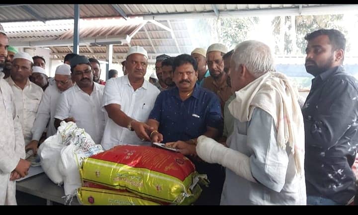 <div class="paragraphs"><p>ಹುಣಸೂರು ನಗರದ ದೊಡ್ಡ ಮಸೀದಿಯಲ್ಲಿ ಭಾನುವಾರ ರಂಜಾನ್‌ ಮಾಸದ ಪ್ರಯುಕ್ತ ವಕ್ಫ್‌ ಮಂಡಳಿ ಧಾರ್ಮಿಕ ಗುರುಗಳಿಗೆ ನೀಡುವ ರಂಜಾನ್‌ ಕಿಟ್‌ ಮತ್ತು ವೈಯಕ್ತಿಕ ನಗದನ್ನು ಮಾಜಿ ಶಾಸಕ ಎಚ್.ಪಿ.ಮಂಜುನಾಥ್‌ ವಿತರಿಸಿದರು</p></div>