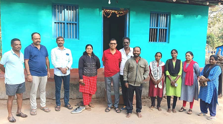 ನರಸಿಂಹರಾಜಪುರ ತಾಲ್ಲೂಕು ಗುಳ್ಳದಮನೆ ಸರ್ಕಾರಿ ಕಿರಿಯ ಪ್ರಾಥಮಿಕ ಶಾಲೆಯ ಹಿರಿಯ ವಿದ್ಯಾರ್ಥಿ ಸಂಘ ಹಾಗೂ ಎಸ್.ಡಿ.ಎಂ.ಸಿ ವತಿಯಿಂದ ಶನಿವಾರ ಶಿಕ್ಷಣ ಜಾಗೃತಿ ಅಭಿಯಾನ ಹಾಗೂ ದಾಖಲಾತಿ ಆಂದೋಲನ ನಡೆಸಲಾಯಿತು