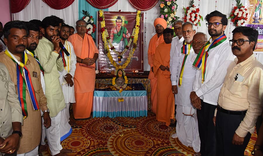 ಯಾದಗಿರಿಯಲ್ಲಿ ಭಾನುವಾರ ನಡೆದ ಜಗದ್ಗುರು ರೇಣುಕಾಚಾರ್ಯರ ಜಯಂತಿ ಕಾರ್ಯಕ್ರಮದಲ್ಲಿ ಜಗದ್ಗುರು ರೇಣುಕಾಚಾರ್ಯರ ಭಾವಚಿತ್ರಕ್ಕೆ ಮಠಾಧೀಶರು, ಗಣ್ಯರು ಪೂಜೆ ಸಲ್ಲಿಸಿದರು