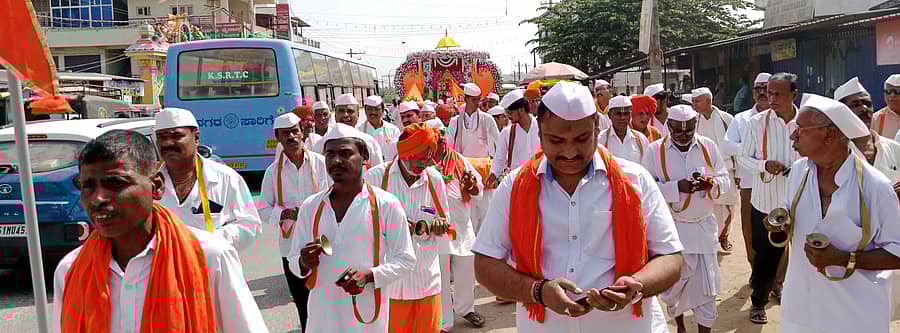 ಹಳೇಬೀಡಿನಲ್ಲಿ ಭಾವಸಾರ ಕ್ಷತ್ರೀಯ ಸಮಾಜದಿಂದ 13ನೇ ವರ್ಷದ ದಿಂಡಿ ಮಹೋತ್ಸವದ ಅಂಗವಾಗಿ ಭಾನುವಾರ ನಡೆದ ವಿಠ್ಠಲ ರುಕುಯಾಯಿ ಉತ್ಸವದಲ್ಲಿ ಹರಿ ಭಜನೆಯೊಂದಿಗೆ ಭಾಗವಹಿಸಿದ್ದ ಭಕ್ತರು 