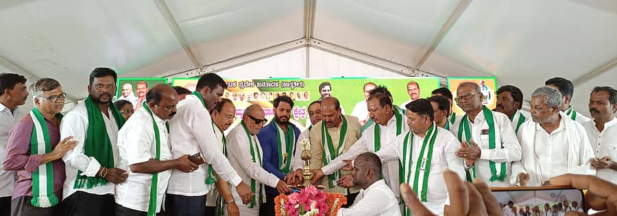 ಹಗರಿಬೊಮ್ಮನಹಳ್ಳಿಯಲ್ಲಿ ಭಾನುವಾರ ನಡೆದ ‘ಜನರೊಂದಿಗೆ ಜನತಾದಳ’ ಕಾರ್ಯಕ್ರಮವನ್ನು ಜೆಡಿಎಸ್ ಪಕ್ಷದ ಯುವ ಘಟಕದ ರಾಜ್ಯಾಧ್ಯಕ್ಷ ನಿಖಿಲ್ ಕುಮಾರಸ್ವಾಮಿ ಉದ್ಘಾಟಿಸಿದರು