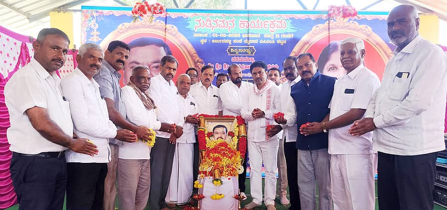 ಕೆ.ಆರ್.ನಗರ ತಾಲ್ಲೂಕಿನ ಅರ್ಜುನಹಳ್ಳಿಯಲ್ಲಿ ಭಾನುವಾರ ಜಿ.ಪಂ ಮಾಜಿ ಸದಸ್ಯ ದಿ.ಅರ್ಜುನಹಳ್ಳಿ ರಾಜಯ್ಯ ಮತ್ತು ಅವರ ಪತ್ನಿ ಗೌರಮ್ಮ ಅವರ ನುಡಿ ನಮನ ಕಾರ್ಯಕ್ರಮ ನಡೆಯಿತು