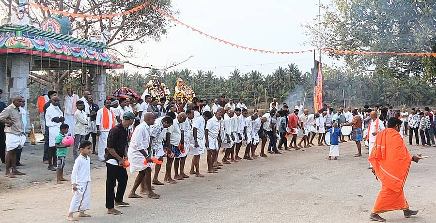 <div class="paragraphs"><p>ನುಗ್ಗೇಹಳ್ಳಿ ಹೋಬಳಿಯ ಅತ್ತಿಹಳ್ಳಿ ಗ್ರಾಮದಲ್ಲಿ ಶ್ರೀ ಕಂಬದ ನರಸಿಂಹ ಸ್ವಾಮಿ, ಶ್ರೀ ದೊಡ್ಡಮ್ಮ ದೇವಿ, ಚಿಕ್ಕಮ್ಮ ದೇವಿ ಮತ್ತು ಶ್ರೀ ಭೈರವೇಶ್ವರ ದೇವರ ಅದ್ದೂರಿ ಜಾತ್ರಾ ಮಹೋತ್ಸವ ಅಂಗವಾಗಿ ಗ್ರಾಮಸ್ಥರಿಂದ ರಂಗ ಕುಣಿತ ನಡೆಯಿತು&nbsp;</p></div>