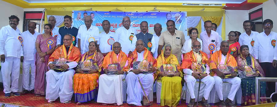 ಮಾನ್ವಿಯಲ್ಲಿ ಭಾನುವಾರ ನಡೆದ ನಿವೃತ್ತ ಸರ್ಕಾರಿ ನೌಕರರ ಸಮಾವೇಶದಲ್ಲಿ ಹಿರಿಯ ನಾಗರಿಕರು ಹಾಗೂ ವಿವಿಧ ಕ್ಷೇತ್ರಗಳ ಸಾಧಕರನ್ನು ಸನ್ಮಾನಿಸಲಾಯಿತು