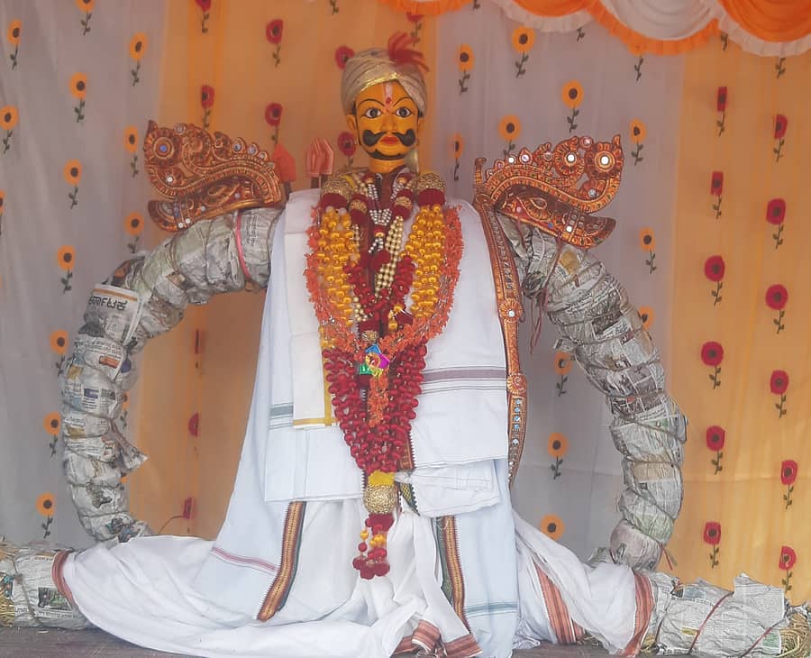 ಯಲಬುರ್ಗಾ ಪಟ್ಟಣದ ದೈವದ ಕಾಮಣ್ಣನನ್ನು ಶನಿವಾರ ಕೂಡಿಸಲಾಗಿದೆ