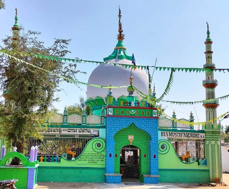 ಅಳವಂಡಿ ಸಮೀಪದ ಬೆಳಗಟ್ಟಿ ಗ್ರಾಮದ ಹಜರತ್ ಸಯ್ಯದ್ ಷಾ ಮುಸ್ತಫಾ ಖಾದ್ರಿ ದರ್ಗಾದ ಹೋರನೋಟ.